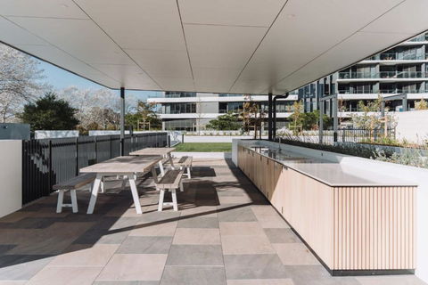 Pristine 2-Bed Apartment With Pool And BBQ - Accommodation Main Beach 2