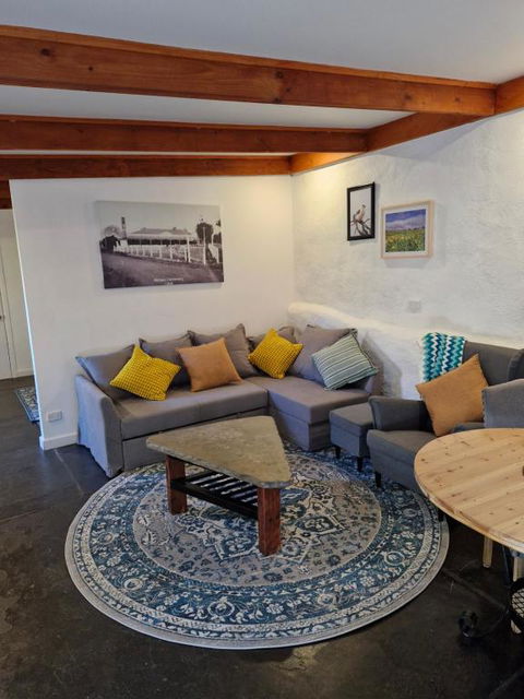 Private Guesthouse - Accommodation Main Beach 0