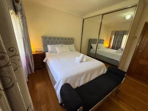 Private House - Accommodation Main Beach 0