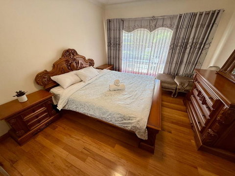Private House - Accommodation Main Beach 1