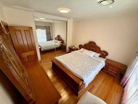 Private House - Accommodation Main Beach 3