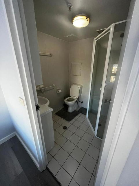 Private Room With Ensuite In The CBD - Accommodation Main Beach 3