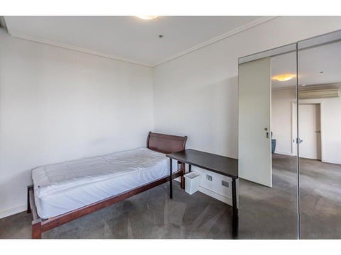 Private Room With Shared Washroom Only In 3bhk Apartment - Accommodation Main Beach 1