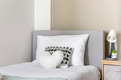 Private Single Room - Conveniently Located At Glebe - Shared Bathroom - Accommodation Main Beach 1