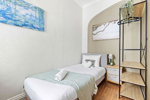 Private Single Room - Conveniently Located At Glebe - Shared Bathroom - Accommodation Main Beach 0