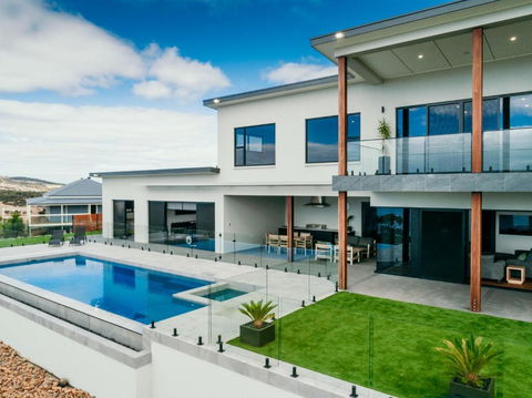 Pure Heaven - Accommodation Main Beach 1