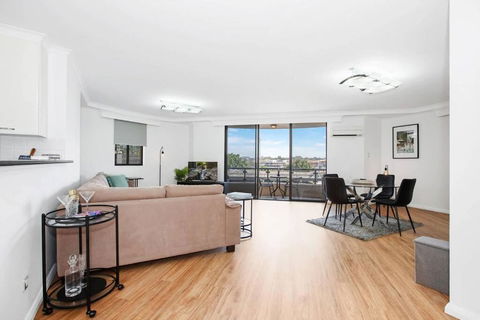 Pyrmont 2 Bed Apartment - Prime Location W Parking - Accommodation Main Beach 2