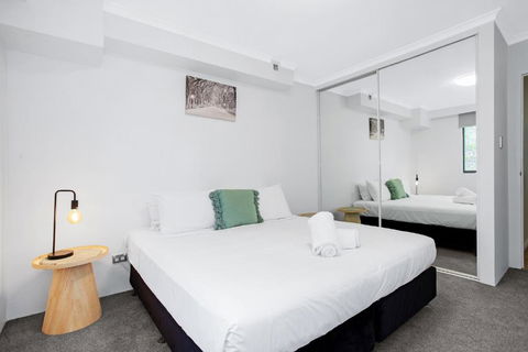 Pyrmont 2 Bed Apartment - Prime Location W Parking - Accommodation Main Beach 3