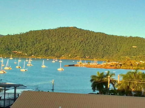 QCWA Cheerful Cottage - Airlie Beach - Accommodation Main Beach 0