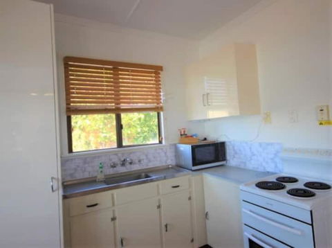 QCWA Cheerful Cottage - Airlie Beach - Accommodation Main Beach 2