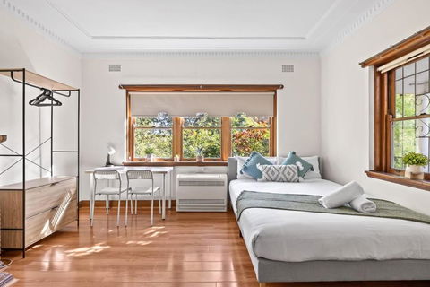 Quadruple Room - Near Transport & Shops - Shared Bathroom - Accommodation Main Beach 1