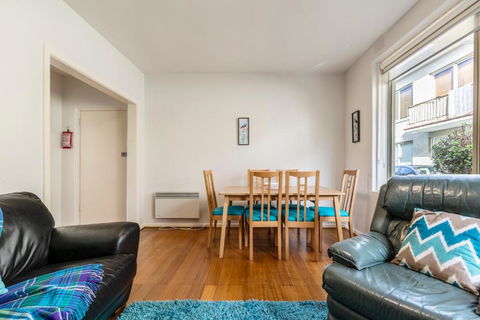 Quaint & Homey Ripponlea Flat - Accommodation Main Beach 2