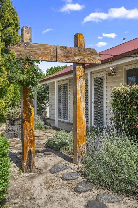 Quaint Garden Oasis With Free Parking - Accommodation Main Beach 2