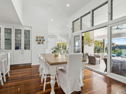 Quay-Largo - Accommodation Main Beach 0