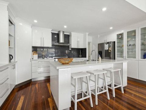 Quay-Largo - Accommodation Main Beach 2