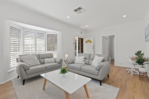 Quiet 2-Bed Retreat With Private Courtyard - Accommodation Main Beach 0