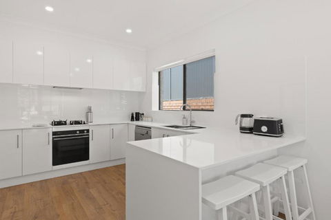 Quiet 2-Bed Retreat With Private Courtyard - Accommodation Main Beach 1