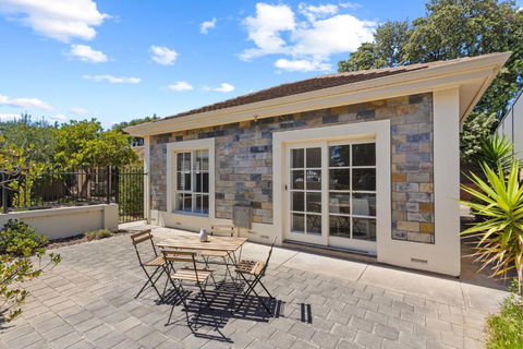 Quiet 2-Bed Retreat With Private Courtyard - Accommodation Main Beach 3