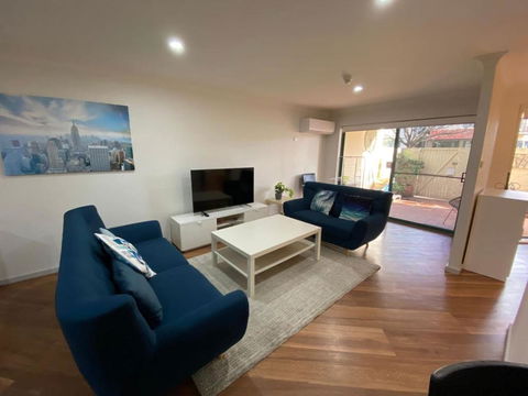 Quiet 2 Bedroom Apt In The Heart Of Old Kingston - Accommodation Main Beach 0