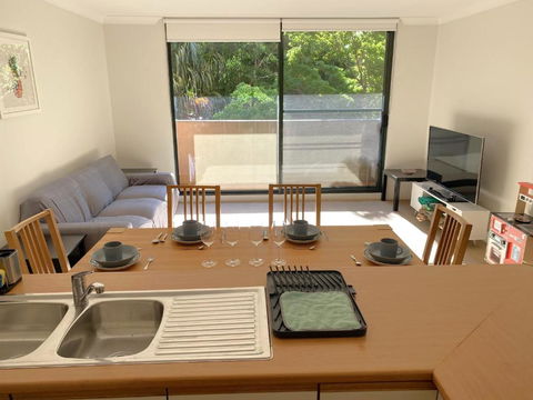Quiet And Convenient - Accommodation Main Beach 1