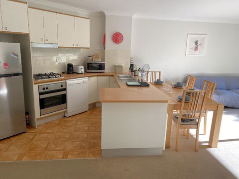 Quiet And Convenient - Accommodation Main Beach 3