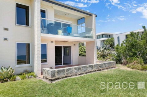 Quintessential Oceanview Apartment In Cottesloe - Accommodation Main Beach 3