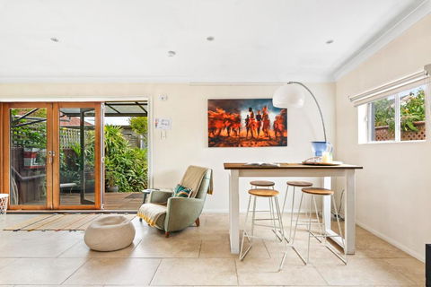Quirky Marrickville 1-Bed With Courtyard By Shops - Accommodation Main Beach 0