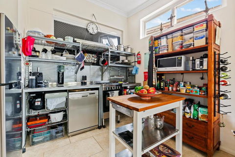 Quirky Marrickville 1-Bed With Courtyard By Shops - Accommodation Main Beach 3