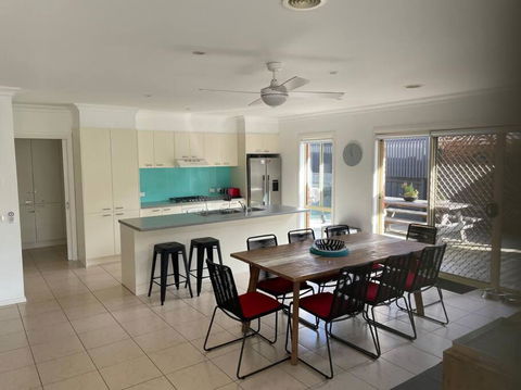 R&R By The Bay In Prime Location - Accommodation Main Beach 3