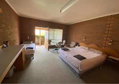 Railway Hotel Motel Peterborough - Accommodation Main Beach 1