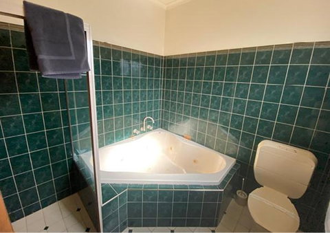 Railway Hotel Motel Peterborough - Accommodation Main Beach 2