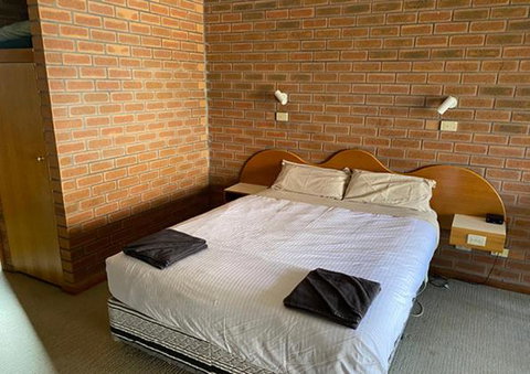 Railway Hotel Motel Peterborough - Accommodation Main Beach 3