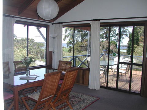 Rainbow House - Accommodation Main Beach 1