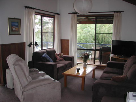 Rainbow House - Accommodation Main Beach 2