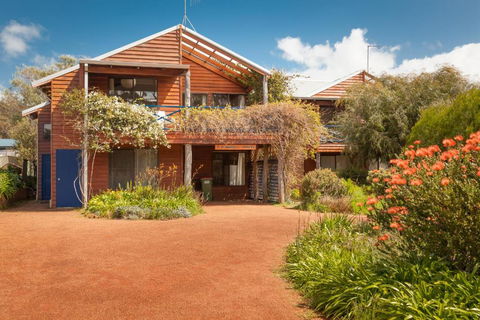 Rainbow House - Accommodation Main Beach 0