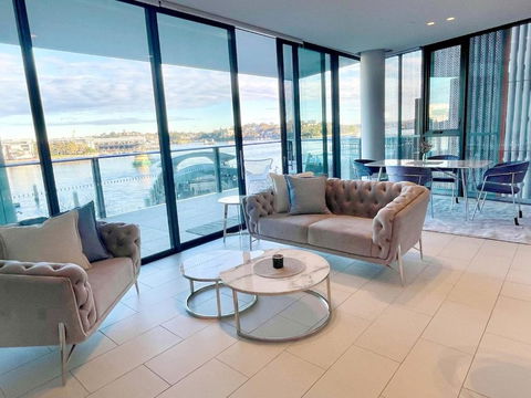 RARE Luxury Waterfront Living - Accommodation Main Beach 0