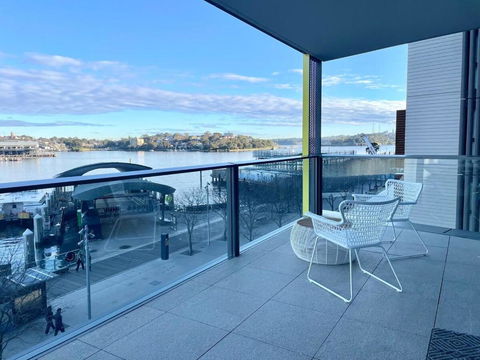 RARE Luxury Waterfront Living - Accommodation Main Beach 1