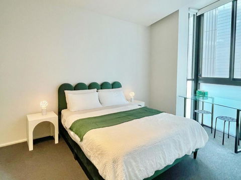 RARE Luxury Waterfront Living - Accommodation Main Beach 2