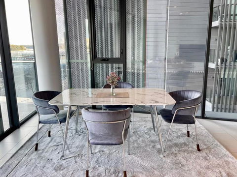 RARE Luxury Waterfront Living - Accommodation Main Beach 3