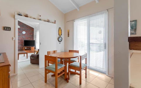 Ratties Residence 6 Carnegie St Port Ellliot - No Linen Included - Accommodation Main Beach 3