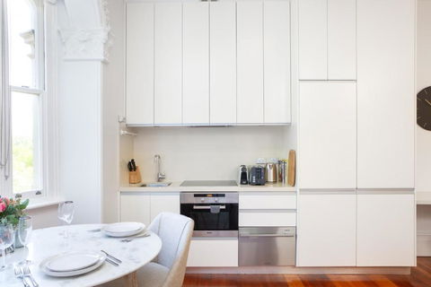 Ravenscourt S Studio Apartment Close To Everything - Accommodation Main Beach 2