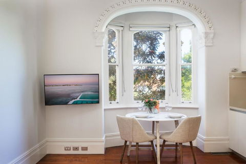 Ravenscourt S Studio Apartment Close To Everything - Accommodation Main Beach 1