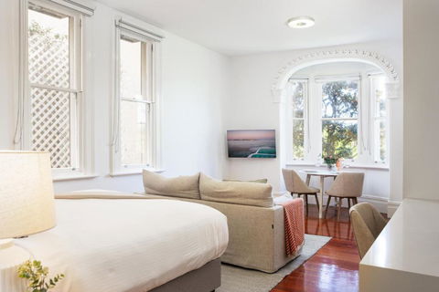 Ravenscourt S Studio Apartment Close To Everything - Accommodation Main Beach 0