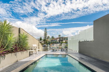 Ray Of Sunshine with Accommodation Main Beach