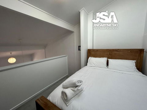 Razorback 4 - Accommodation Main Beach 0