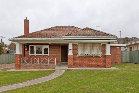 Red Brick Beauty - Central Cottage - Accommodation Main Beach 0