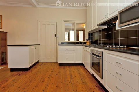 Red Brick Beauty - Central Cottage - Accommodation Main Beach 1