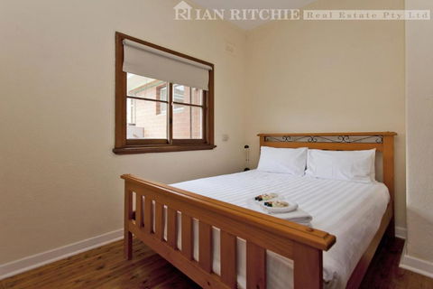 Red Brick Beauty - Central Cottage - Accommodation Main Beach 2