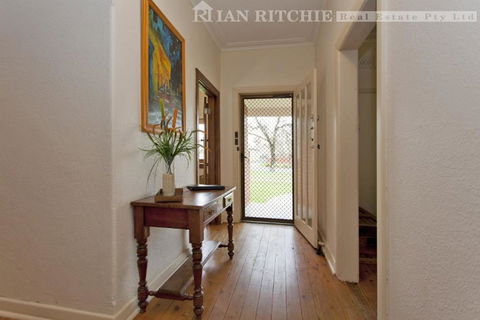 Red Brick Beauty - Central Cottage - Accommodation Main Beach 3