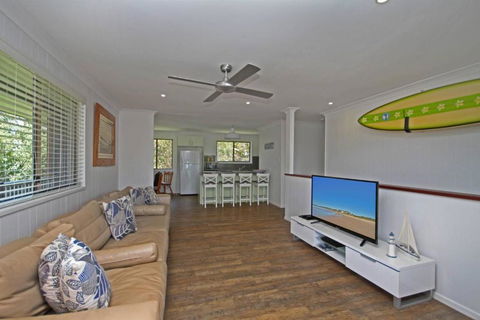 Red Door Beach House - Accommodation Main Beach 3